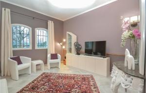 Awesome home in Cadenet with 3 Bedrooms, WiFi and Outdoor swimming pool