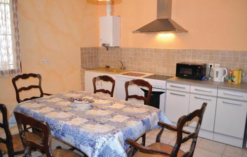 Awesome home in Canals w/ 2 Bedrooms