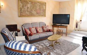 Awesome home in Canals w/ 2 Bedrooms