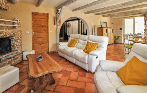 Awesome home in Caromb with Outdoor swimming pool, 2 Bedrooms and WiFi