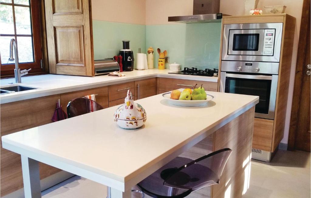 Awesome home in Celeiro do Monte with 4 Bedrooms, WiFi and Outdoor swimming pool , 4860 Celeiró do Monte