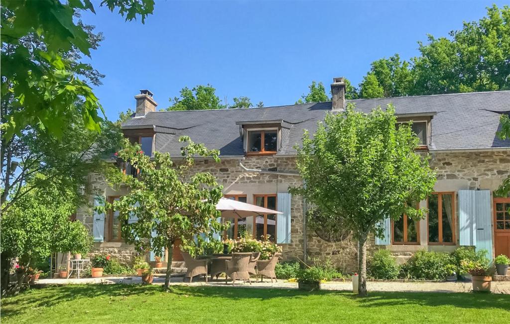Awesome home in CHAMBERET with Outdoor swimming pool, Internet and 5 Bedrooms , 19370 Chamberet