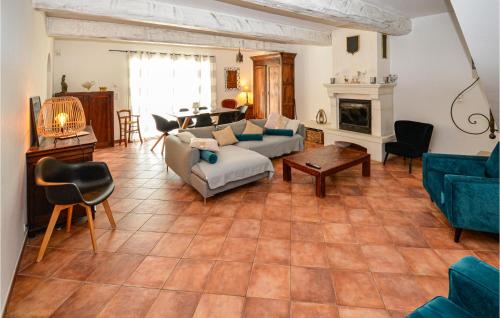 Awesome home in Chateuneuf de Gadagne with 3 Bedrooms and WiFi
