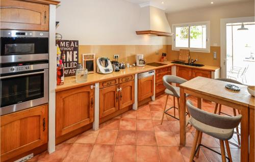 Awesome home in Chateuneuf de Gadagne with 3 Bedrooms and WiFi