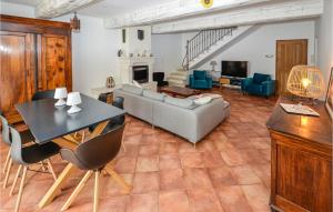 Awesome home in Chateuneuf de Gadagne with 3 Bedrooms and WiFi