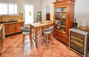 Awesome home in Chateuneuf de Gadagne with 3 Bedrooms and WiFi