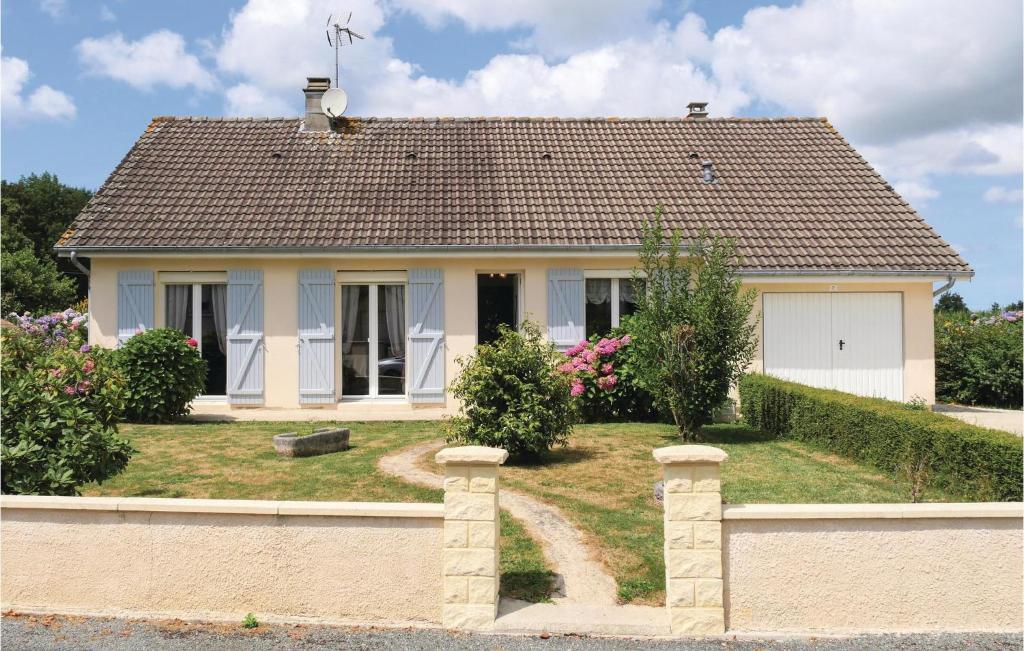 Maison de vacances Awesome home in Chef du Pont with 5 Bedrooms and WiFi  50480 Chef-du-Pont