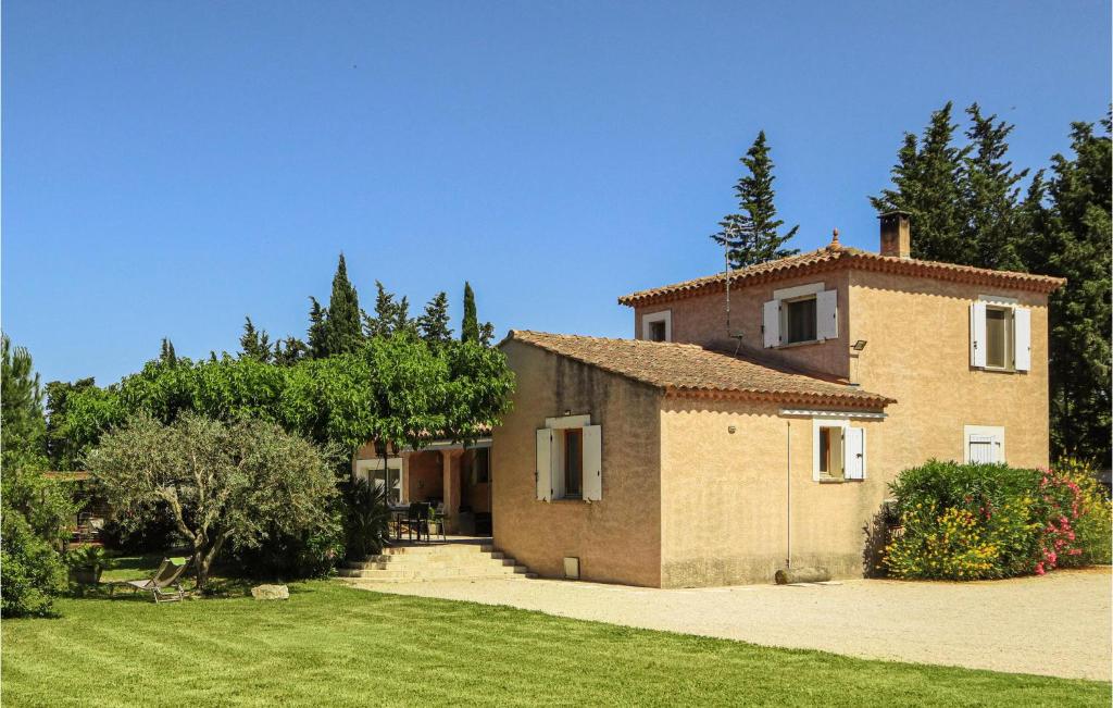 Awesome home in Chteaurenard with 4 Bedrooms, WiFi and Swimming pool , 13160 Châteaurenard