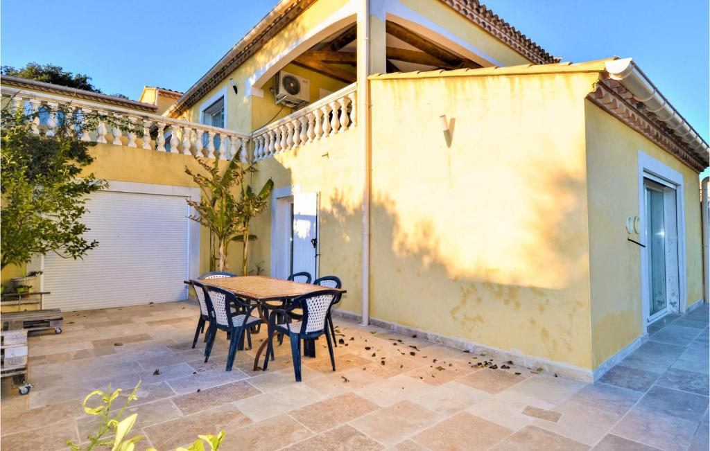 Maison de vacances Awesome home in Comps with WiFi, 3 Bedrooms and Outdoor swimming pool  30300 Comps