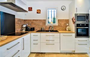 Awesome home in Comps with WiFi, 3 Bedrooms and Outdoor swimming pool