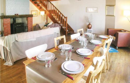 Awesome home in Coulonges sur lAutize with 4 Bedrooms, Outdoor swimming pool and WiFi