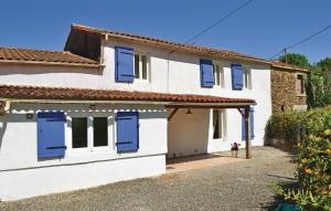 Awesome home in Coulonges sur lAutize with 4 Bedrooms, Outdoor swimming pool and WiFi