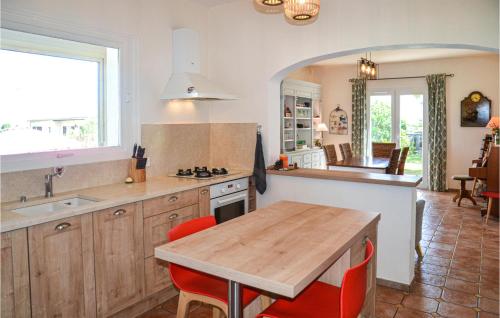 Awesome home in Creissan with Outdoor swimming pool, WiFi and 3 Bedrooms