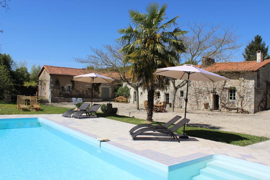 Awesome home in Cresse with 7 Bedrooms, WiFi and Outdoor swimming pool 17160 Cressé