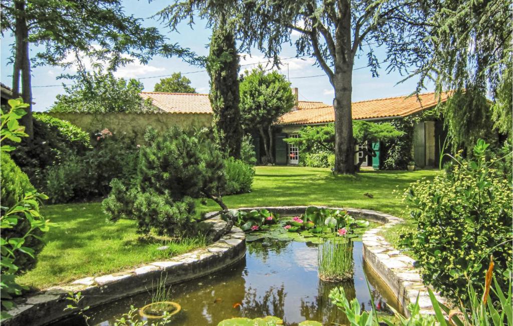 Awesome home in Czac with 4 Bedrooms, Private swimming pool and Outdoor swimming pool , 33620 Marcamps