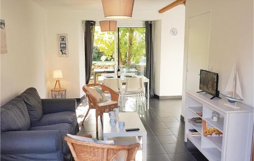 Awesome home in Erdeven with 5 Bedrooms and WiFi