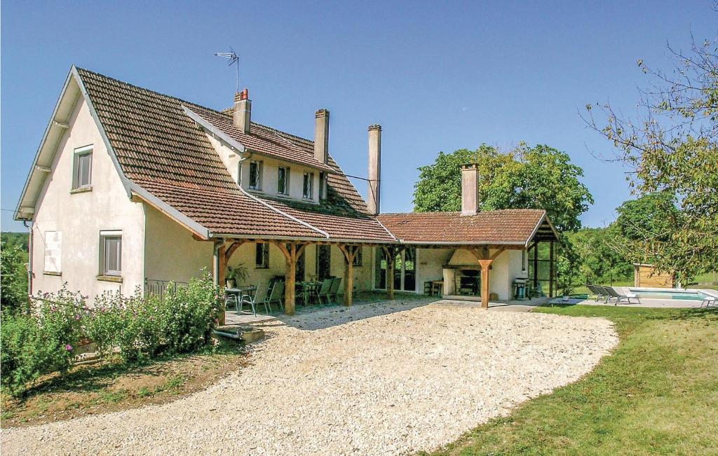 Awesome home in Eyliac with 5 Bedrooms, WiFi and Outdoor swimming pool , 24330 Saint-Laurent-sur-Manoire