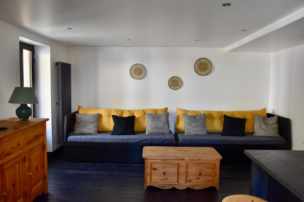Awesome home in Flachres with 2 Bedrooms, WiFi and Outdoor swimming pool