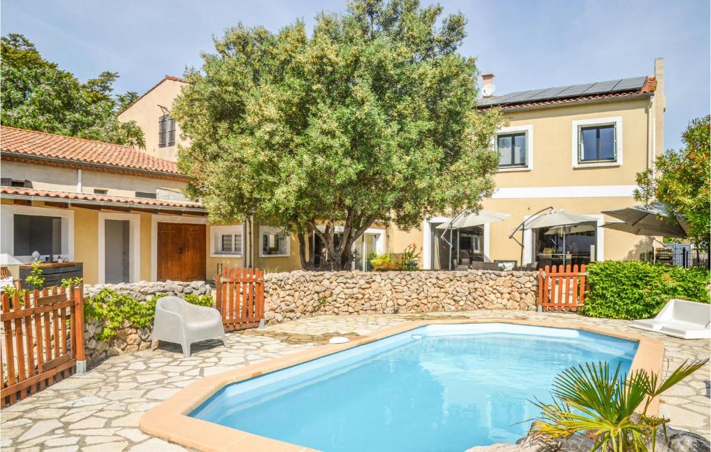 Maison de vacances Awesome home in Fleury with WiFi, Indoor swimming pool and Outdoor swimming pool  11560 Fleury