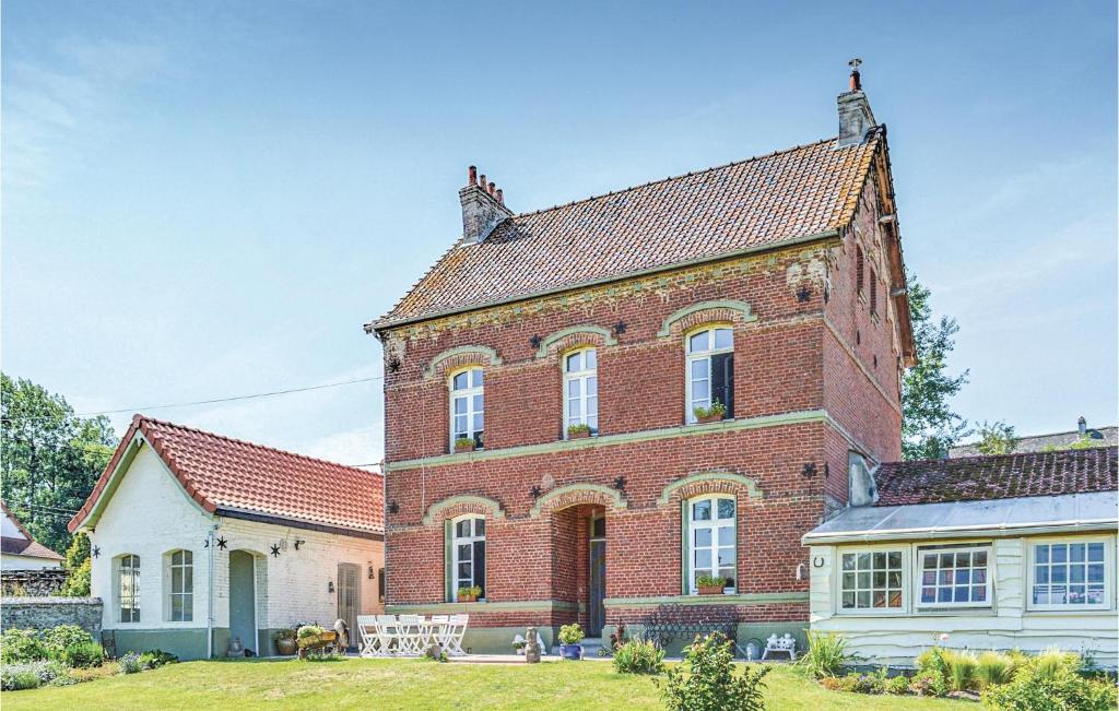 Maison de vacances Awesome home in Fressin with 4 Bedrooms and WiFi  62140 Fressin