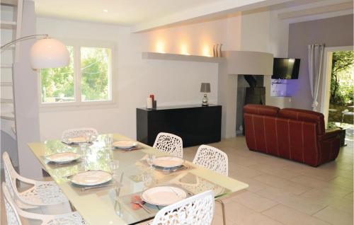 Awesome home in Grans with 5 Bedrooms, WiFi and Outdoor swimming pool