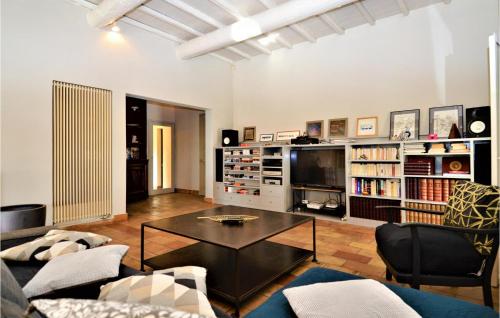 Awesome home in Graveson with WiFi, Private swimming pool and Outdoor swimming pool