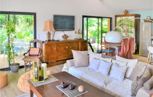 Awesome home in Hourtin with WiFi and 3 Bedrooms