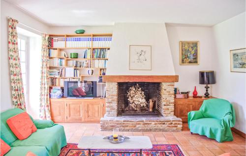 Awesome home in Janailhac with Outdoor swimming pool, WiFi and 3 Bedrooms