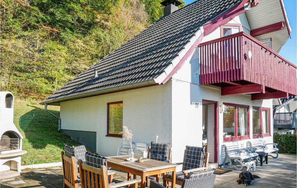 Awesome home in Kirchheim with 3 Bedrooms and WiFi , 36275 Kemmerode