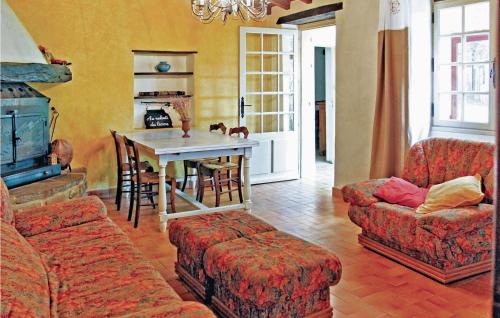 Awesome home in La Begude-De-Mazenc with 5 Bedrooms, Private swimming pool and Outdoor swimming pool