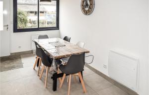 Awesome home in La Chapelle-sur-Loire with WiFi and 2 Bedrooms
