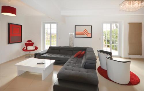 Awesome home in La Gaude with 4 Bedrooms, Indoor swimming pool and Swimming pool