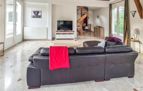 Awesome home in Lamorlaye with Indoor swimming pool, 6 Bedrooms and WiFi