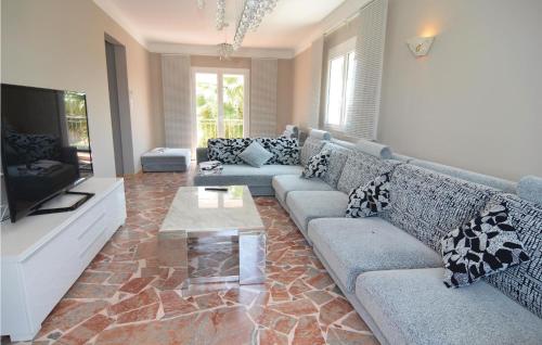 Awesome home in Le Grau dAgde with 4 Bedrooms, Heated swimming pool and Swimming pool