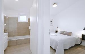 Awesome home in Lembruch-Dmmer See with Sauna, WiFi and Indoor swimming pool
