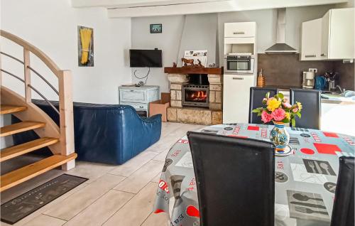 Awesome home in Lescout-Gouarec with 2 Bedrooms