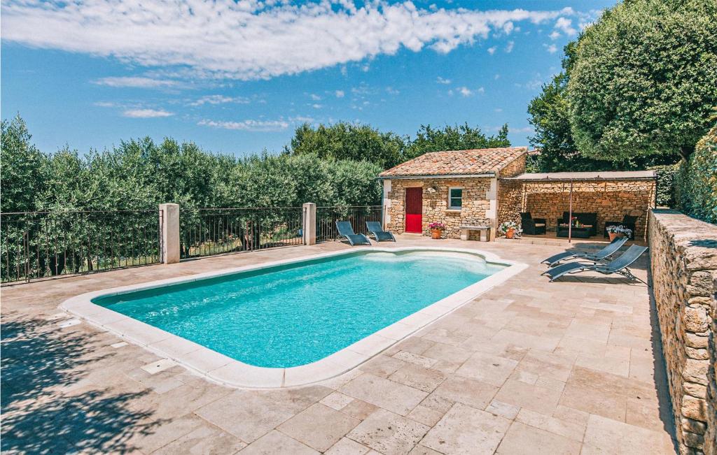 Awesome home in Lioux with Outdoor swimming pool, WiFi and Private swimming pool , 84220 Lioux