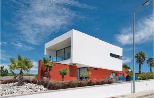 Awesome home in Lourinha with 3 Bedrooms, WiFi and Outdoor swimming pool