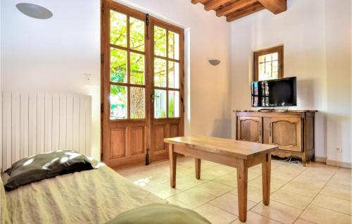 Awesome home in Maillane with 6 Bedrooms, WiFi and Outdoor swimming pool
