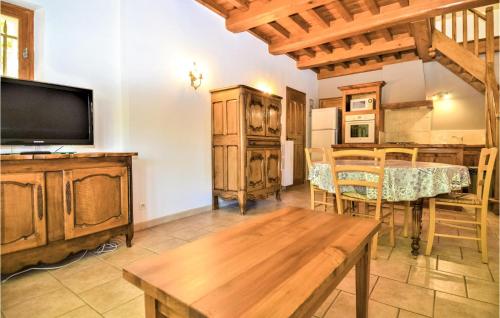 Awesome home in Maillane with 6 Bedrooms, WiFi and Outdoor swimming pool