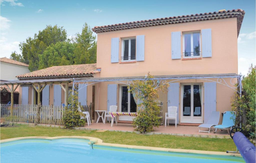 Maison de vacances Awesome home in Mallemort with 4 Bedrooms, Outdoor swimming pool and Heated swimming pool  13370 Mallemort