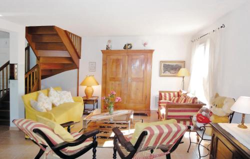 Awesome home in Mallemort with 4 Bedrooms, Outdoor swimming pool and Heated swimming pool