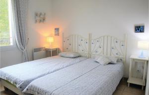 Awesome home in Mallemort with 4 Bedrooms, Outdoor swimming pool and Heated swimming pool