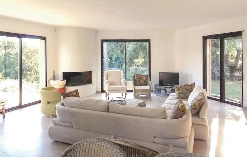 Awesome home in Montauroux with WiFi, Private swimming pool and Outdoor swimming pool