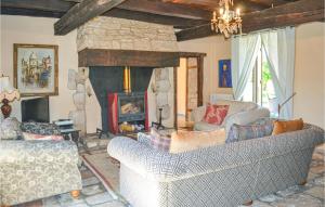 Awesome home in Montaut with Outdoor swimming pool, WiFi and 3 Bedrooms