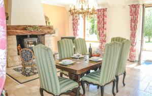 Awesome home in Montaut with Outdoor swimming pool, WiFi and 3 Bedrooms