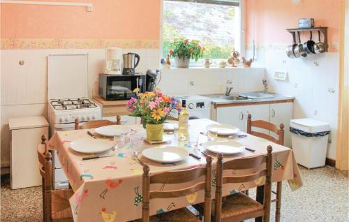 Awesome home in Morlaix with 3 Bedrooms