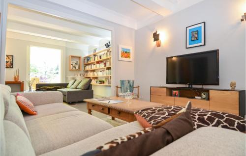 Awesome home in Pernes-les-Fontaines with WiFi and 3 Bedrooms