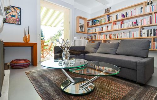 Awesome home in Pernes-les-Fontaines with WiFi and 3 Bedrooms