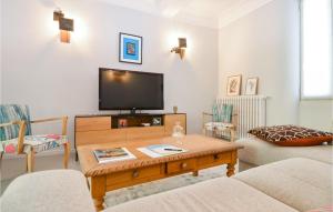 Awesome home in Pernes-les-Fontaines with WiFi and 3 Bedrooms